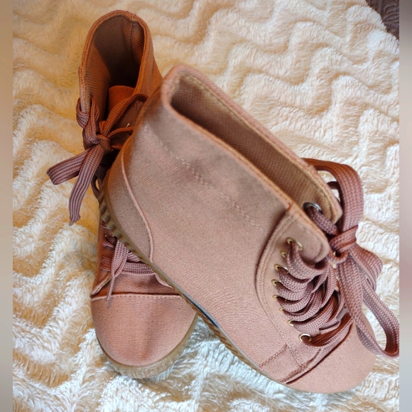 Qupid Size 6M Lace Up Ankle Sneakers. Pink/Mauve in color, Platform, Traction - Picture 5 of 6